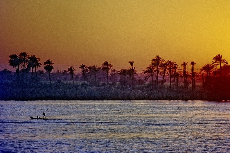Barque-au-couche-de-soleil-sur-le-Nil-V2-1200-assombrie.jpg