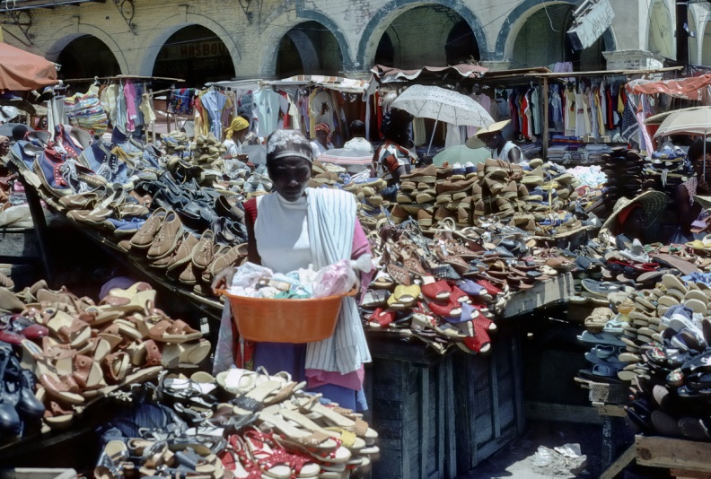 Port-au-Prince-marche-chaussures-1200.jpg