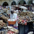 Au marché de Port au Prince : la marchande de chaussures